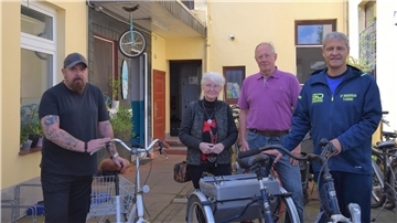 Ralf Schmidt, der Leiter der Fahrradwerkstatt Nordenham steht mit dem Senioren und Behindertenbeirat und mit Tammo Seltmann vom SVN für ein Foto zusammen. Ralf Schmidt reparierte die Fahrräder. 