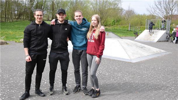 Sie setzen sich für den Bau einer Calisthenics-Anlage in Selsingen ein (von links): Jakub Nowak (17) aus Zeven, Maxim Kopp (20) aus Selsingen, Birger Sindt (17) aus Selsingen und Lena Michaelis (18) aus Selsingen.