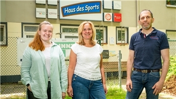 Sarah Ackermann, Ruth Rywak, Stephan Mischer-Dinklage vor dem Haus des Sports in der Pestalozzistraße in Bremerhaven