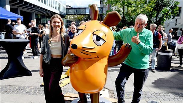Willkommen zurück, Maus! „Sie sieht wirklich aus wie neu“, freut sich Christoph Biemann (rechts). Er ist Moderator der „Sendung mit der Maus“.