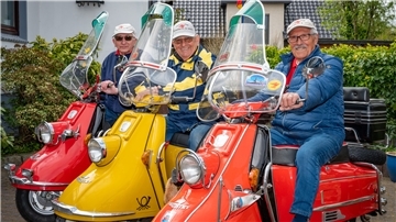 Sie sind dem Charme der nostalgischen Heinkel-Roller restlos verfallen (von links): Manfred Sommer, Manfred Schock und Georg Kargoscha bereiten die Schau zum 25-Jahr-Jubiläum des Heinkel-Clubs vor.
