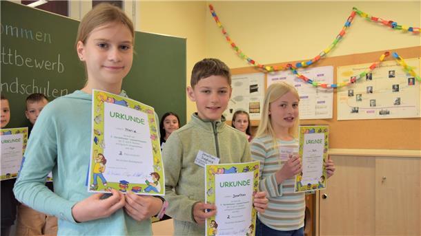 Es sind Kinder zu sehen, die am Lesewettbewerb der Grundschulen aus Nordenham und Butjadingen teilgenommen haben. Sie haben die ersten drei Plätze belegt .