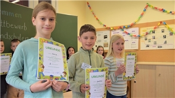 Es sind Kinder zu sehen, die am Lesewettbewerb der Grundschulen aus Nordenham und Butjadingen teilgenommen haben. Sie haben die ersten drei Plätze belegt .