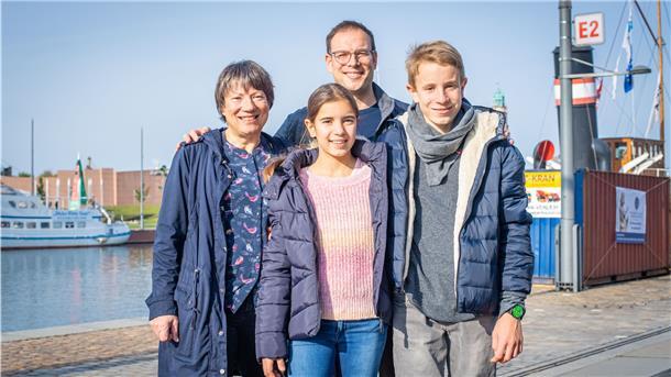 Sie sind die Familie des 1973 ausgewanderten Jugoslawen Franjo Spahic: Sein Sohn Marinko, sein Enkel Samuel, Ehefrau Susanne und Enkelin Olivia spazieren gern an der Kaje des Neuen Hafens entlang.