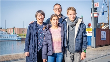 Sie sind die Familie des 1973 ausgewanderten Jugoslawen Franjo Spahic: Sein Sohn Marinko, sein Enkel Samuel, Ehefrau Susanne und Enkelin Olivia spazieren gern an der Kaje des Neuen Hafens entlang.