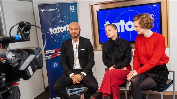 Sie sind die Neuen (v.l.): Dar Salim, Jasna Fritzi Bauer und Luise Wolfram drehen in Bremen eine sechsteilige Mini-Serie, die mit viel Ironie zeigt, wie sie sich auf ihre Rollen als Ermittler vorbereiten.