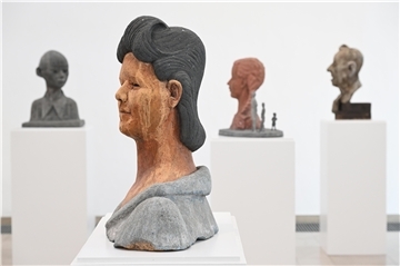 Sie sind echte Hingucker: Die Büsten, die der Bildhauer Peter László Péri aus Beton modellierte - zu sehen in der Ausstellung im Marcks-Haus.