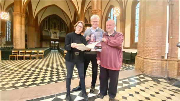 Sie sind glücklich, Dank großzügiger Förderung durch die Weser-Elbe Sparkasse, zum ersten Mal in Bremerhaven ein Oratorium der romantischen Komponistin Fanny Hensel-Mendelsohn aufführen zu können - der Schwester des berühmteren Bruders Felix. Ergänzt wird das Konzert am 12. November in der Christuskirche von der Uraufführung eines Liederzyklus des zeitgenössischen Komponisten Roger Matscheizik. Von links: Kreiskantorin Eva Schad, Peter Klett (Wespa-Vorstand) und Roger Matscheizik