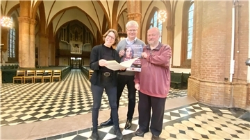Sie sind glücklich, Dank großzügiger Förderung durch die Weser-Elbe Sparkasse, zum ersten Mal in Bremerhaven ein Oratorium der romantischen Komponistin Fanny Hensel-Mendelsohn aufführen zu können - der Schwester des berühmteren Bruders Felix. Ergänzt wird das Konzert am 12. November in der Christuskirche von der Uraufführung eines Liederzyklus des zeitgenössischen Komponisten Roger Matscheizik. Von links: Kreiskantorin Eva Schad, Peter Klett (Wespa-Vorstand) und Roger Matscheizik