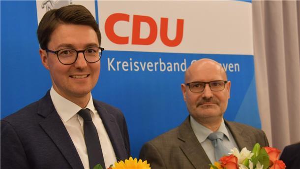 Zwei Männer CDU Schild im Hintergrund