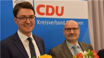 Zwei Männer CDU Schild im Hintergrund