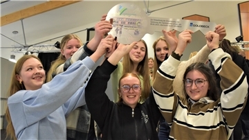 Sie stemmen voller Freude über „ihr“ neues Gymnasium den symbolischen Schlüssel wie Fußballer einen Pokal (von links): Leonie, Amelie, Jette, Merle, Maja und Anka.
