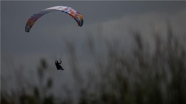 Frau stirbt bei Gleitschirmflug in Österreich Sie stürzte aus rund zehn Metern Höhe zu Boden. (Symbolbild)