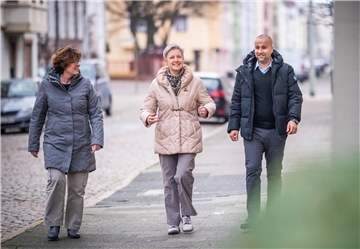 Die sozialarbeiterinnen Birgoitt Klaukien (von links), Beate Engelberth und Assistent Djawar Mohamad in den Straßen von Bremerhaven-Lehe unterwegs.