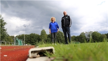 Sie träumen von einem Kunstrasen-Platz in Hagen: Xenia Köstergarten vom JFV Staleke und Julian Berndt vom FC Hagen/Uthlede.