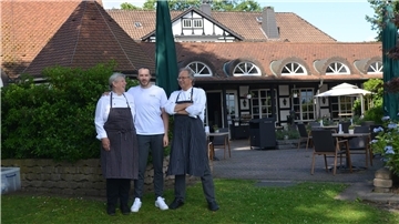 Sie vereint eine Leidenschaft: Gastronomie. Die stolze Familie Sommer vor dem Bösehof in Bad Bederkesa. Lennart ist stolz auf seine Eltern und denkt gerne an seine Kindheit und Jugend im Traditionshaus zurück.