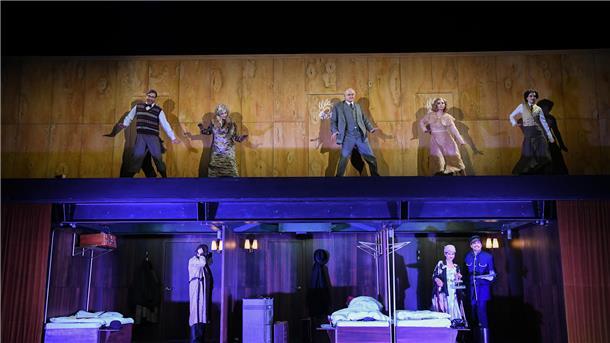 Sie verwandeln den Orientexpress in eine Showbühne. Oben: Marc Vinzing (Hector MacQueen), Isabel Zeumer (Prinzessin Dragomiroff), Kay Krause (Monsieur Bouc), Julia Lindhorst-Apfelthaler (Mary Debenham), Marsha Zimmermann (Gräfin Andrenyi), Unten: Frank Auerbach (Hercule Poirot), Sibylla Rasmussen (Helen Hubbard), Leon Häder (Michel).