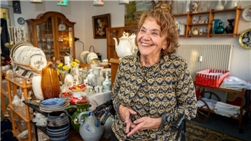 Sie war "Rotkäppchens“ Mutter: Renate Geiken knipst im stadtbekannten Antiquitäten- und Trödelgeschäft an der Bremerhavener Rickmerstraße endgültig zum 1. Dezember 2023 das Licht aus und geht in den Ruhestand - mit 80 Jahren.