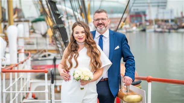 Ein Brautpaar auf einem Schiff.
