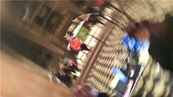 Sie wirbeln oft rund um die Uhr, mitten im Strudel der Krise: Frauen. Expertinnen aus Kirche, Erziehung, Politik und Arbeitsmarktpolitik sehen Frauen derzeit in großer Gefahr und bezogen in der Christuskirche und im Live-Chat Stellung zur Lage.