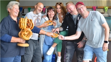 Sie wissen sowohl Ankes Brezeln zu schätzen als auch die legendäre Flögelner Gastfreundschaft (von links): Die Künstler Joáquin Borméo, Cellistin Ania Rath, Carolin Fortenbacher, Gitarrist Mathhias und Benni Stark.