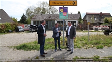 Sie wollen gemeinsam Sandstedt einen Supermarkt zurückbringen: Thorsten Bausch (Tante Enso), Ortsvorsteher Falko Wahls-Seedorff (CDU) und Investor Hinrich Meisterknecht.
