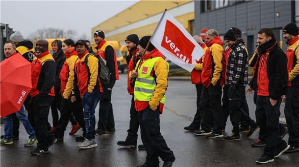 Warnstreiks in Paketzustellung: Manche Pakete bleiben liegen Sie wollen mehr Geld und bessere Arbeitsbedingungen: Postler im Warnstreik.