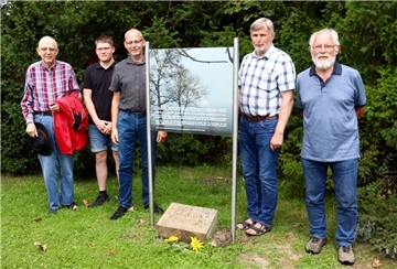 Sie wünschen sich, dass die Hinrichtungen von zwei Polen während der Zeit des Nationalsozialismus nicht vergessen werden: Gerhard Roos, Sönke Müller, Frieder Bunjes, Gerd Coldewey und Hans Meinen (von links).