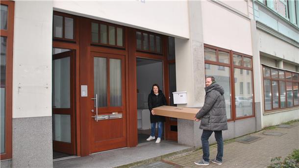 Sie ziehen gerade in die neuen Diakonieräume im Haus Friedrich-Ebert-Straße 45a ein: Schuldnerberater Niklas Ahlers und Verwaltungskraft Michaela Quaschikroch.