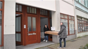 Sie ziehen gerade in die neuen Diakonieräume im Haus Friedrich-Ebert-Straße 45a ein: Schuldnerberater Niklas Ahlers und Verwaltungskraft Michaela Quaschikroch.
