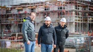 Es wächst rasant empor - das neue Bremerhavener Kistner-Quartier am Ufer der Geeste. Hier begehen die Investoren Lars Wübben und Jaroslav Gerbatowski mit Bauleiter Pascal Meyer die Großbaustelle.