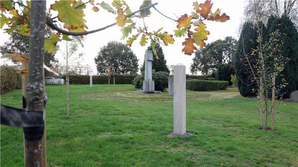 Sieben einheimische Baumarten und zwei Stelen für die Namen der Verstorbenen bestimmen das Bild des neuen Baumgräberfeldes, das hinter dem Kriegerdenkmal angelegt worden ist.