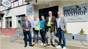„Sieben Prozent müssen bleiben“: Mit diesem Slogan machen sich Deutschlands Gastwirte für einen dauerhaft reduzierten Mehrwertsteuersatz von sieben Prozent auf Speisen stark. Das Bild zeigt Christof Prüser, Eike Holsten, Dennis Westermann, Marco Mohrmann und Detlev Schöder (von links).