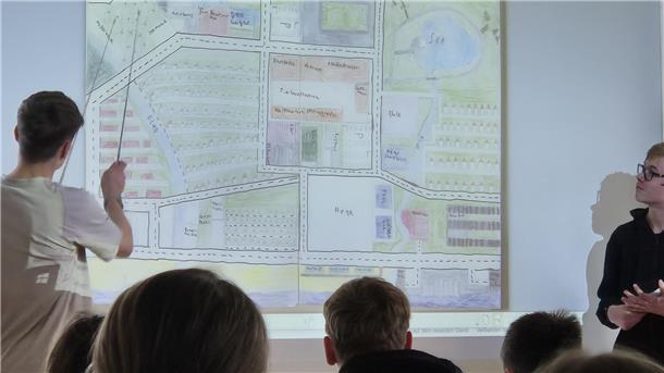 Siebtklässler der Selsinger Oberschule stellen im Rathaus vor Mitschülern und Politikern ihre Vision einer Städteplanung vor.