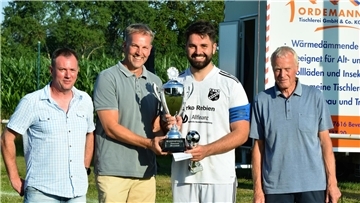 Siegerehrung beim Beverstedter Gemeindeturnier. Den Pokal sicherte sich der MTV Bokel.