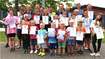 Siegerehrung beim Dorfsportfest in Stollhamm.