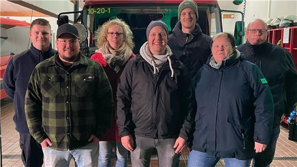 Tannenbaum-Weitwurf in Burhave: Der Sieger schafft 11,40 Meter Siegerehrung für die Gewinner des Tannenbaumweitwerfens: Unser Bild zeigt Niklas Gebauer, Michael Wobschall und Simone Ulken (vorne, von links) sowie den stellvertretenden Jugendfeuerwehrwart Sören Reinecke, Tina Tönnjes, Mike Timmermann und Jugendfeuerwehrwart Mathias Ulken (hinten, von links)
