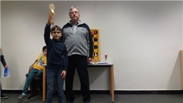 Siegerehrung: Mikhail Ladzeyeu hat den Schulpokal gewonnen. 