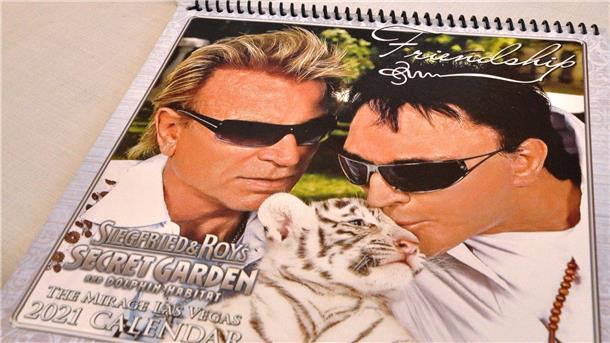 Siegfried hat den von Roy gestalteten Kalender für 2021 nach Nordenham geschickt, sehr zur Freude von Ilse Maas.