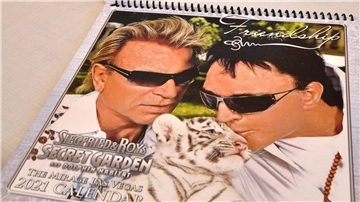 Siegfried hat den von Roy gestalteten Kalender für 2021 nach Nordenham geschickt, sehr zur Freude von Ilse Maas.