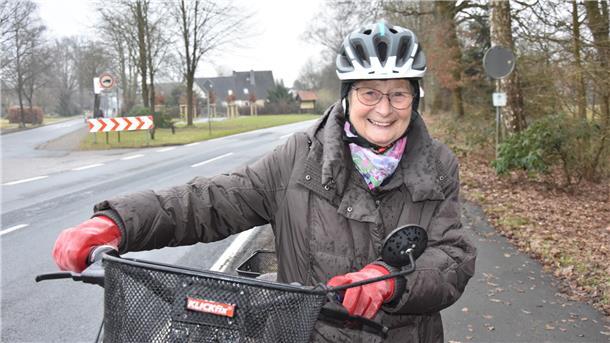 Das Foto zeigt Sieglind Schlott mit ihrem E-Bike. 