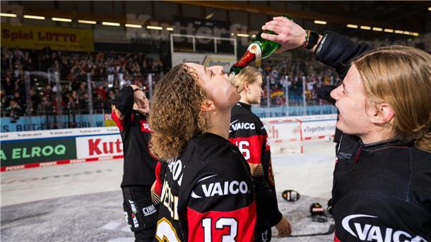 Siegtorschützin Luisa Welcke von Team Deutschland feiert den Sieg nach dem Spiel zwischen Deutschland und Ungarn mit einem Schluss aus der Sektflasche.