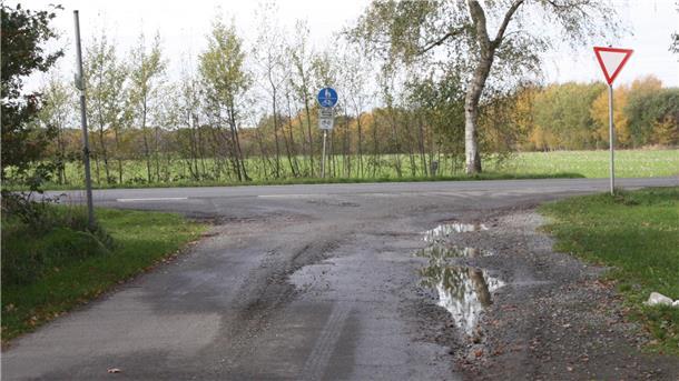 Sieht bei Regenwetter schlimm aus: Die Einmündung Markenmoor auf die alte Bundesstraße 6