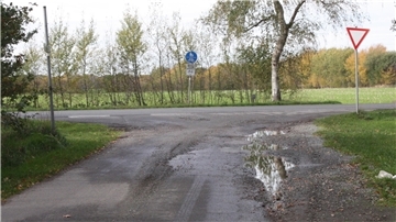Sieht bei Regenwetter schlimm aus: Die Einmündung Markenmoor auf die alte Bundesstraße 6