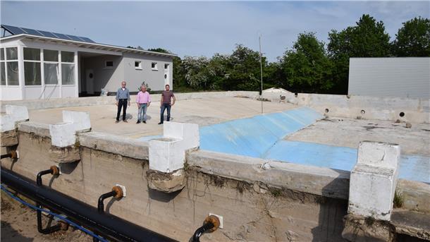 Sieht bisher alles andere als fertig aus: Das in der Sanierung befindliche Selsinger Freibad.