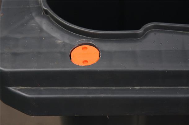 Sieht harmlos aus - aber ist er es auch? Der Transponderchip der Firma c-trace aus Bielefeld hilft bei der Zuordnung der Restmülltonnen zum jeweiligen Grundstück und seinem Besitzer. Nun befürchten Anwohner, dass der Chip auch persönliche Daten enthält und sogar den Inhalt der Mülltonnen scannt.