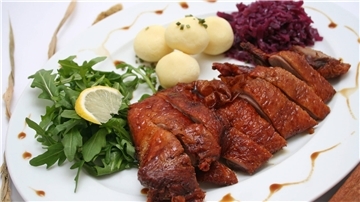 Sie lecker aus, ist - rein ernährungswissenschaftlich - aber nicht das Maß aller Dinge: Gänsebraten mit Rotkohl und Kartoffelklößen. 