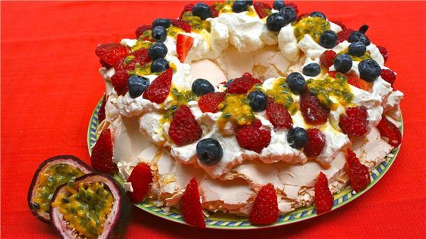 Macarons und Co: Tschüs Nachtisch, Hallo Luxusdessert Sieht nach was aus: das schaumig-sahnig-fruchtige Dessert Pavlova. (Archivbild)