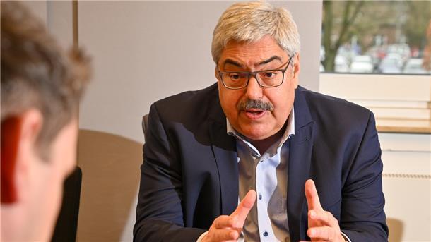 Sieht vor allem die Chancen, die sich in den kommenden Jahren bieten: Oberbürgermeister Melf Grantz im NZ-Interview mit Maike Wessolowski und Jens Gehrke.