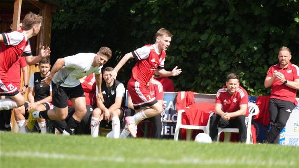 Sieverns Trainer Birk Virkus (Sitzend, Zweiter von rechts) behielt mit seiner Mannschaft auch im Derby gegen den MTV Bokel die weiße Weste. 